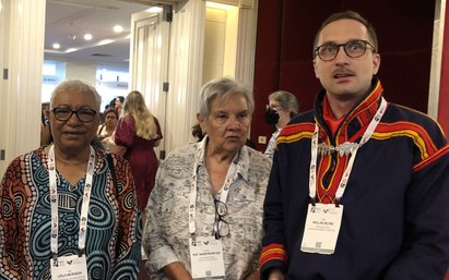 Dr. Niillas Blind möter 2 personer från ursprungsbefolkningen i Australien som välkomnade till deras land