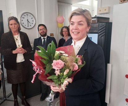 Ebba Swedenhammar med blombukett efter disputation